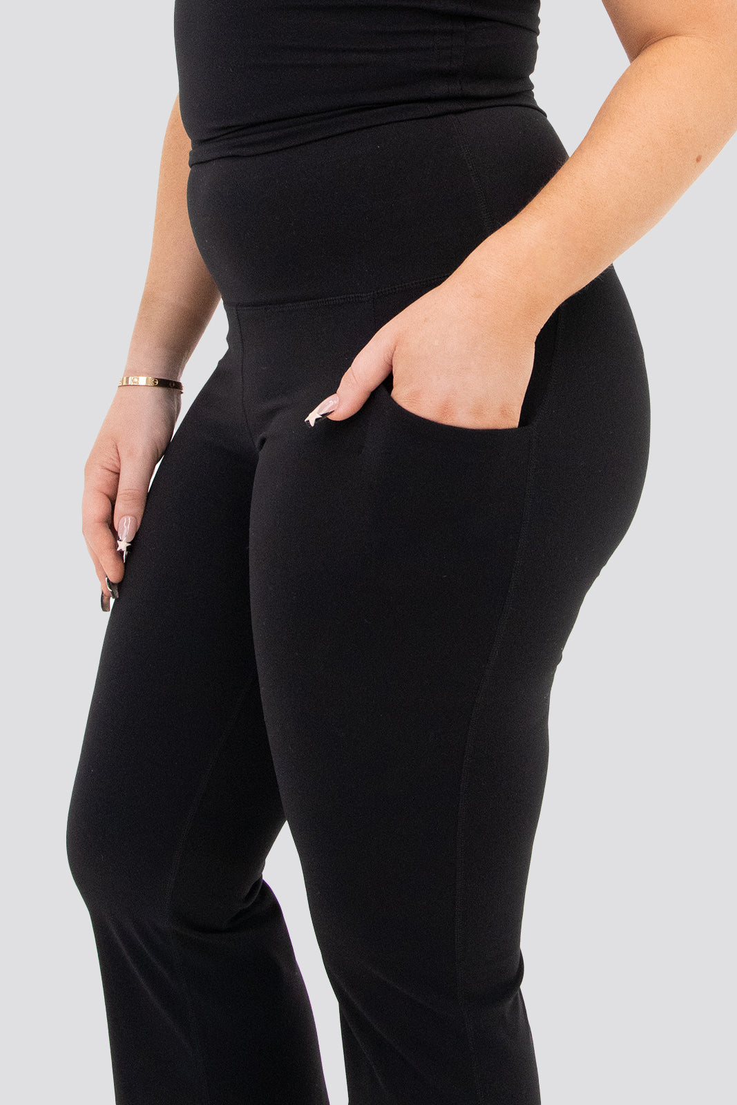 The Dayna wide leg yoga pants feature extra high waist and ankle